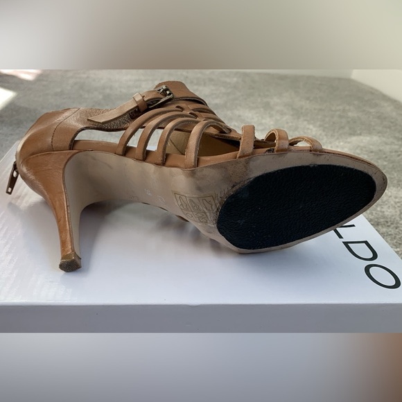 TanLeather Heels - Picture 4 of 7